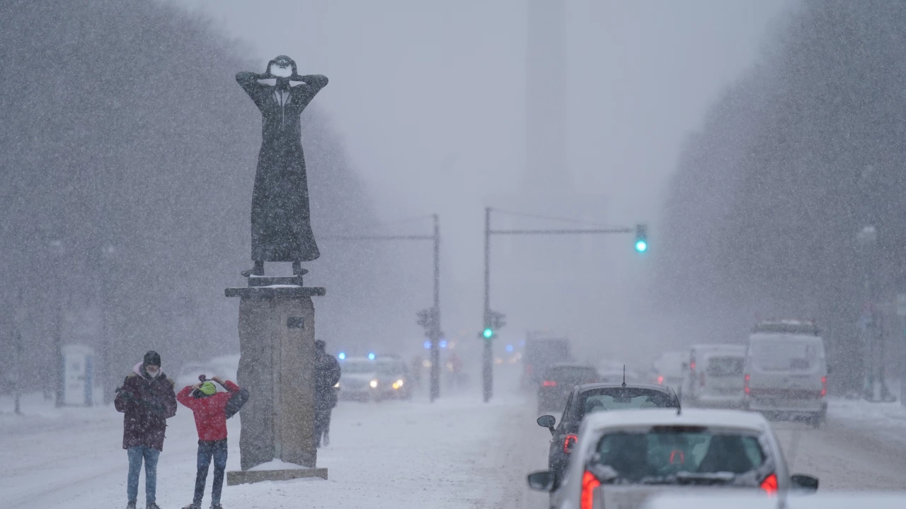 Германия се подготвя днес за обилен снеговалеж и заледявания които