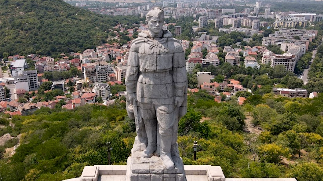 11 метровата гранитна статуя на съветския воин Альоша на пловдивския хълм