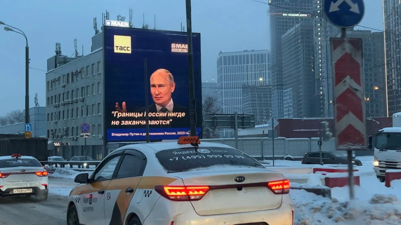 Билборди с двузначно послание и с лика на Путин предизвикаха