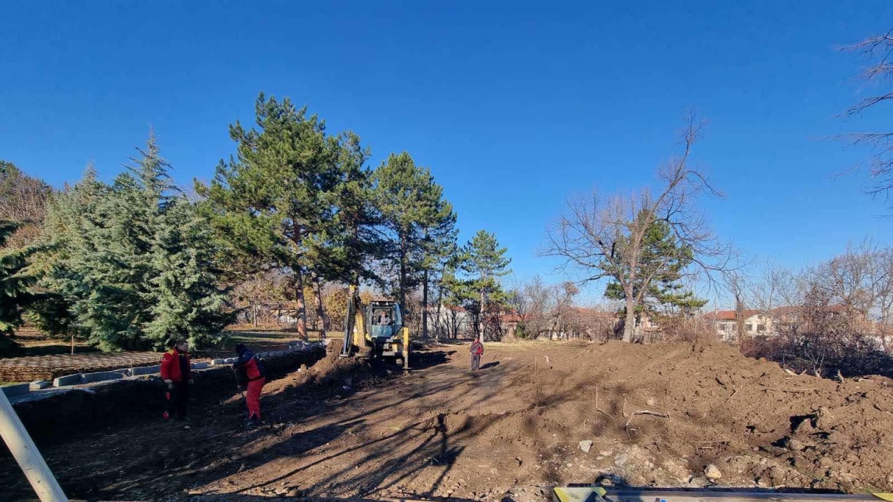 Община Куклен започна строителните дейности по изграждането на детска площадка