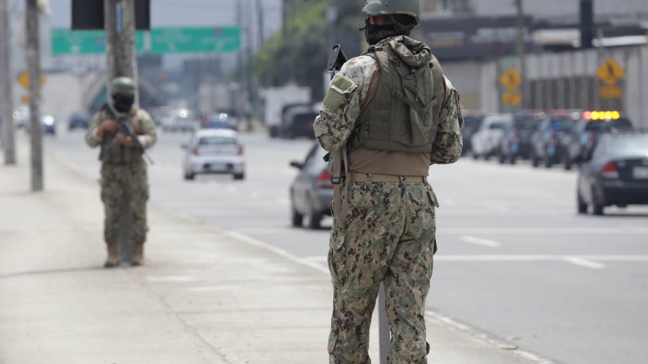 Еквадор, който воюва с наркотрафикантите и престъпните групировки, облекчи комендантския