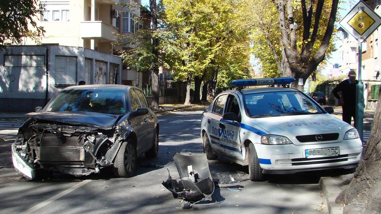 Шофьор блъсна полицейска кола в Габрово