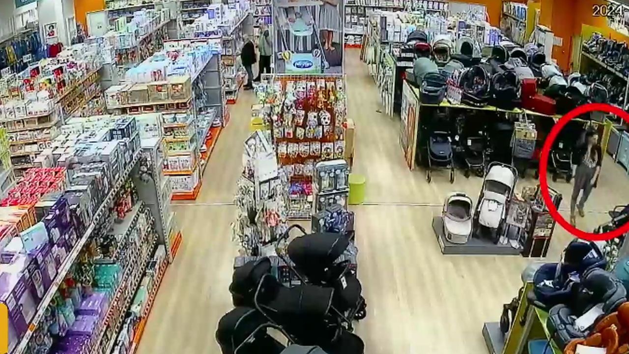 Жена задигна скъпа детска количка от магазин в столичен мол.
Моментът