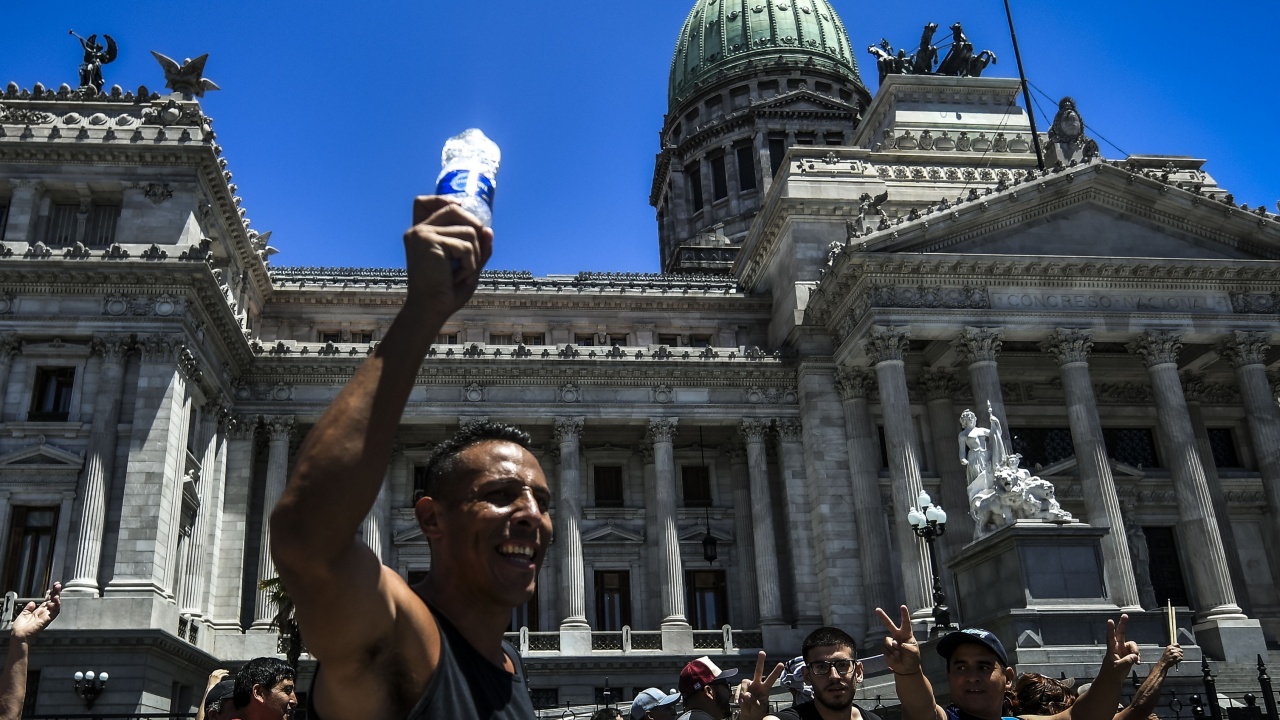 Десетки хиляди аржентинци протестираха срещу плана за икономически реформи на новия президент