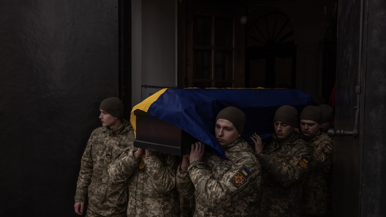 Украинските власти обявиха, че са репатрирали телата на 77 загинали