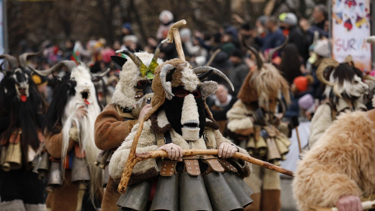 Във втория ден от най-големия маскараден фестивал в Европа Сурва над