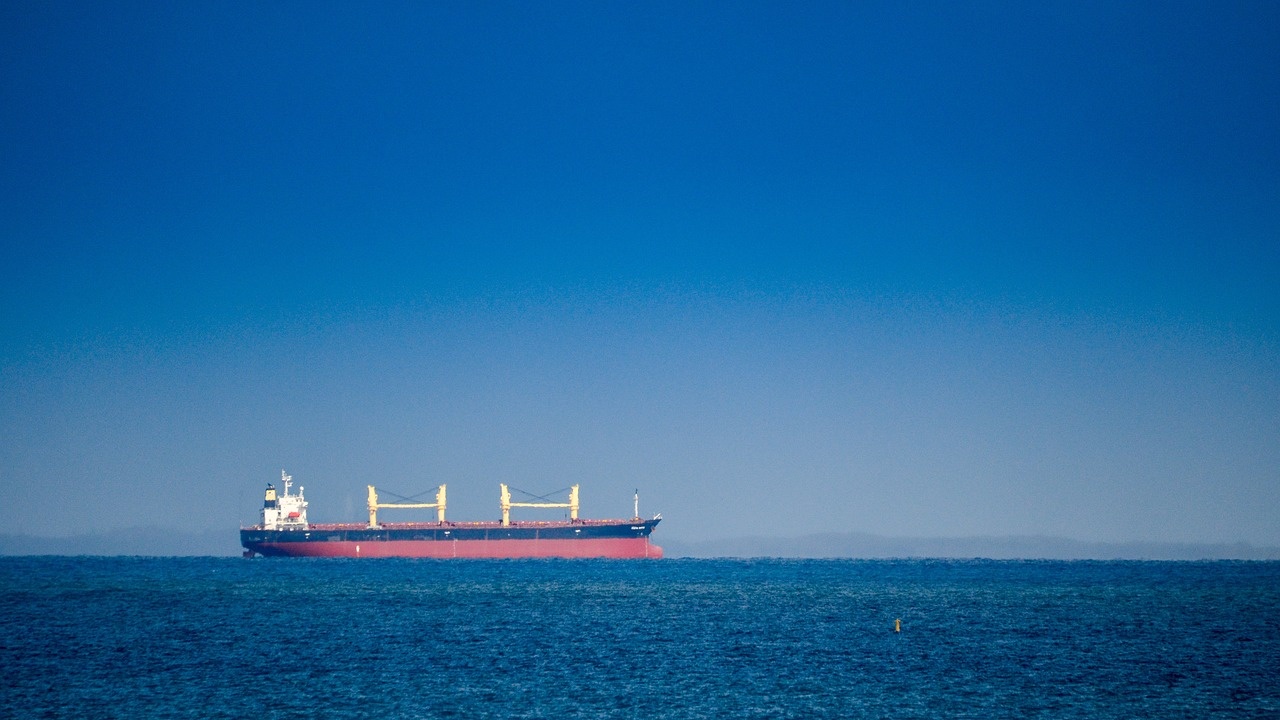 Иран задържа чуждестранен кораб, транспортиращ два милиона литра контрабандно гориво,
