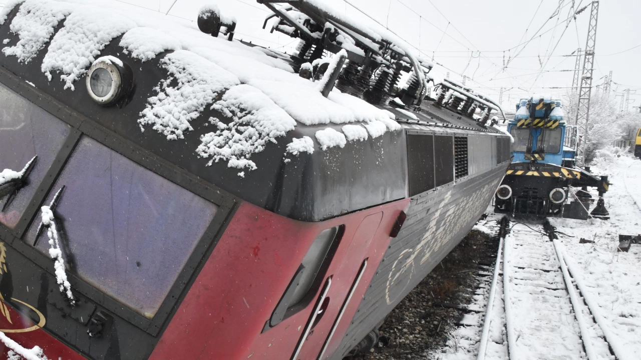Преместени от мястото на инцидента са вагоните от дерайлиралия влак