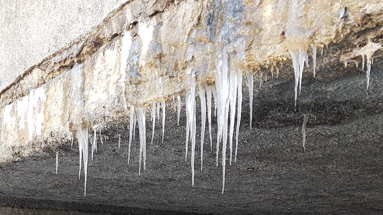 Екипи на столичната община проверяват има ли опасни ледени висулки