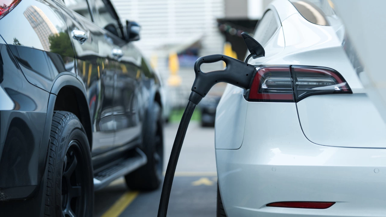 Броят на електрическите автомобили задвижвани само с енергия от батерии