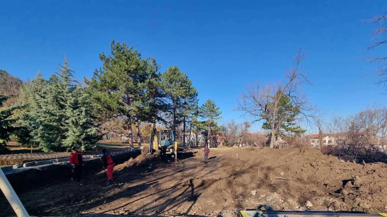Община Куклен започна строителните дейности по изграждането на детска площадка