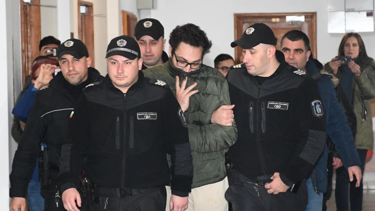 Обвиненият в зверското убийство на майка си остава в ареста  Бургазлията