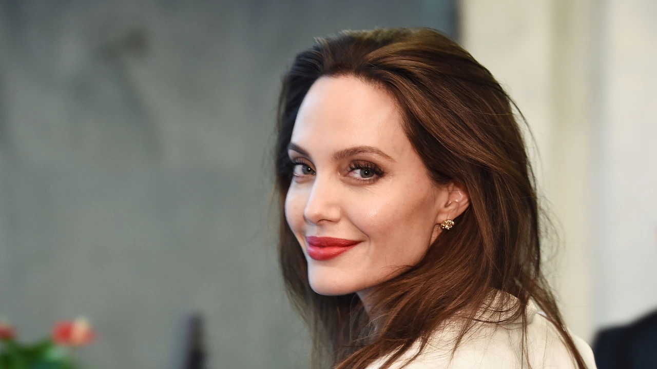 Анджелина Джоли напоследък притеснява феновете си а причината е външният й