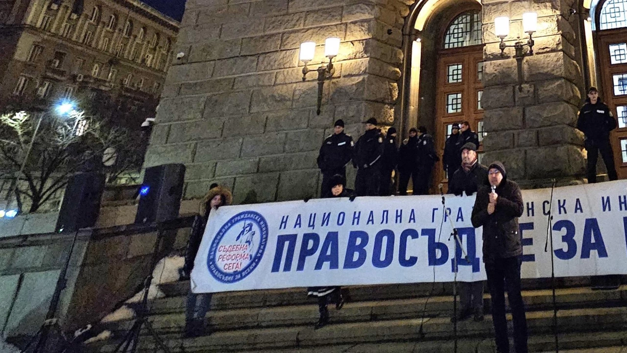 Граждани се събраха на протест на площад Независимост в София