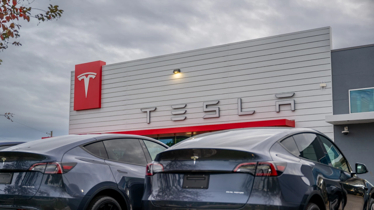 Тесла Tesla предупреди че очаква значително забавяне на ръста на