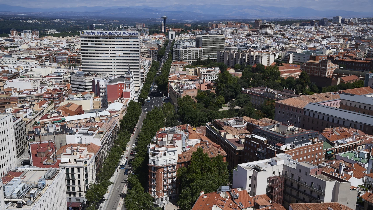 Лявото правителство на Испания започна преговори за намаляване на законоустановената