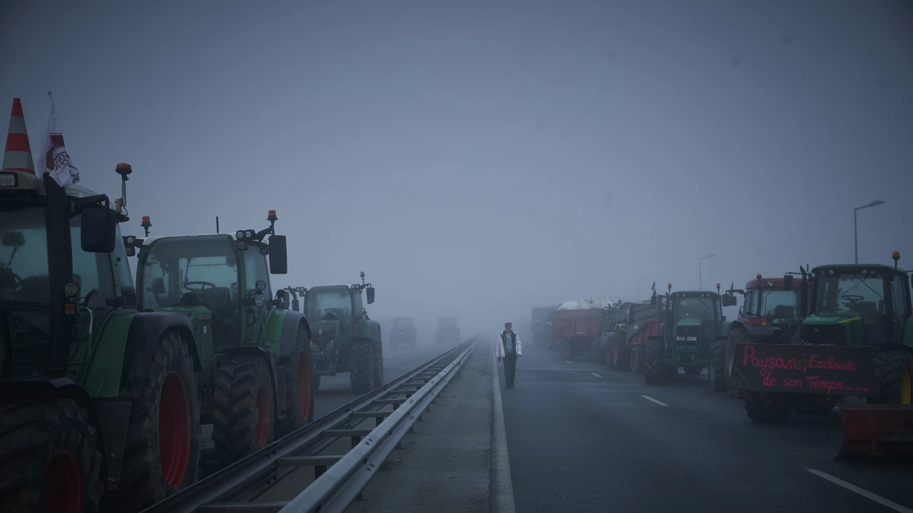 Фермери блокираха магистрали във Франция и изхвърлиха каси с отгледани