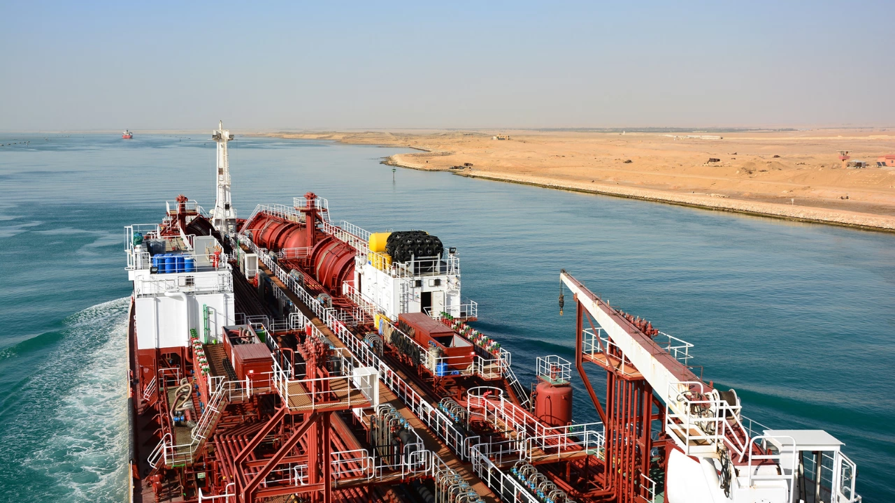С 42 процента е намалял търговският поток през Суецкия канал