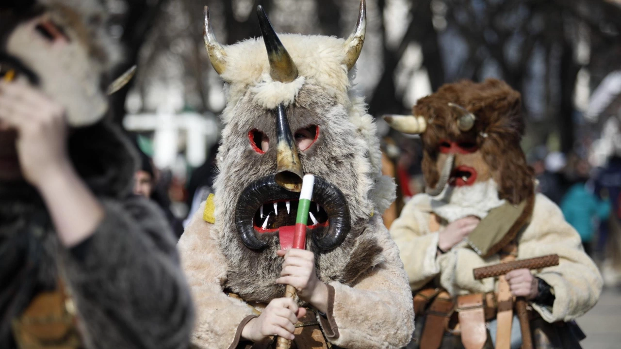 Трети ден хиляди кукери гонят злото в Перник Фестивалът Сурва продължава