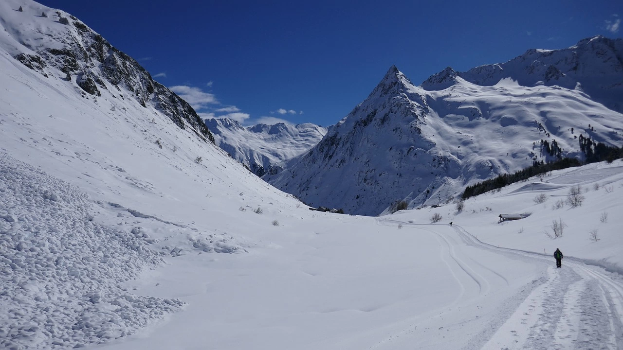 Висока е лавинната опасност в планините днес предупредиха от Планинската