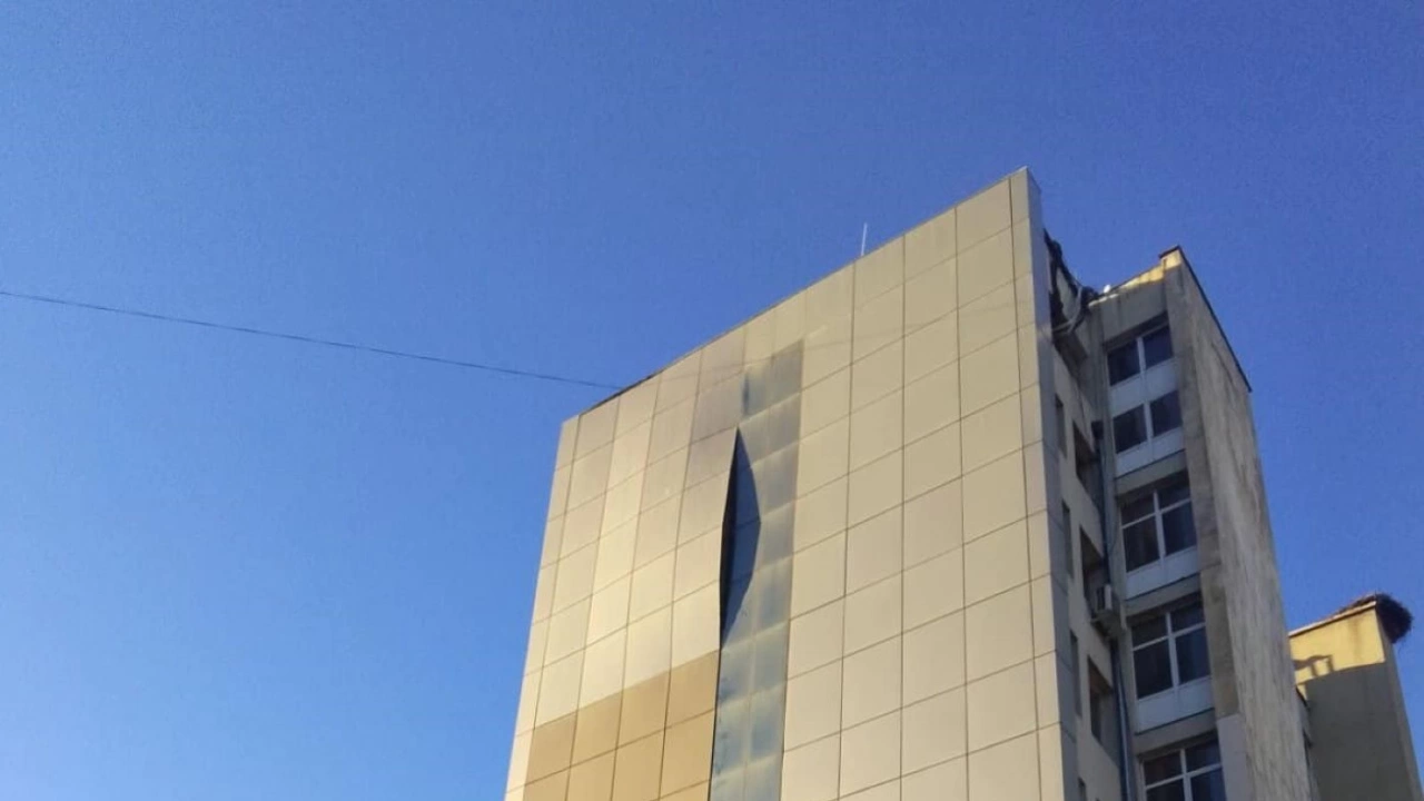 Поради силен вятър е компрометирана фасадата на сграда в Разлог