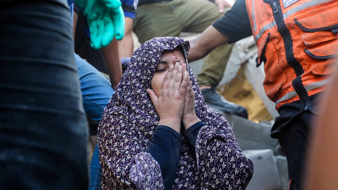 Стотици палестинци евакуиращи се от Хан Юнис скандираха Долу Хамас