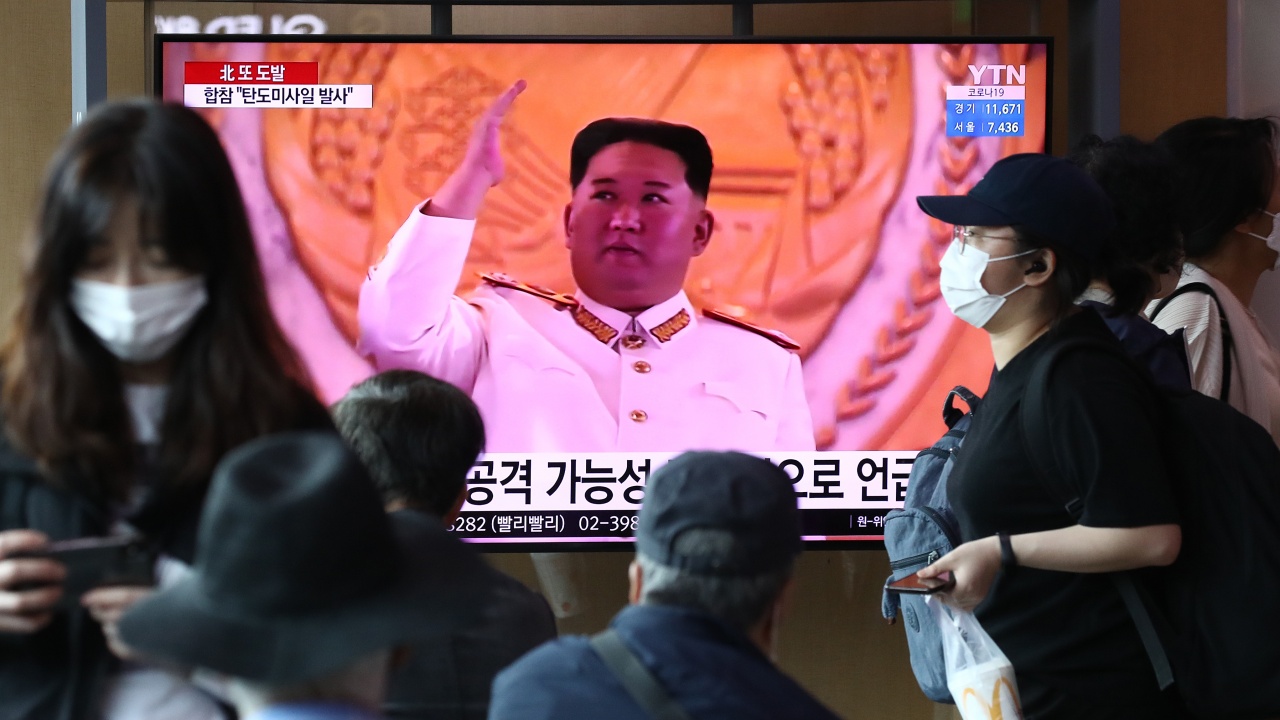 Севернокорейският лидер е наблюдавал изпитания на две крилати ракети, изстреляни