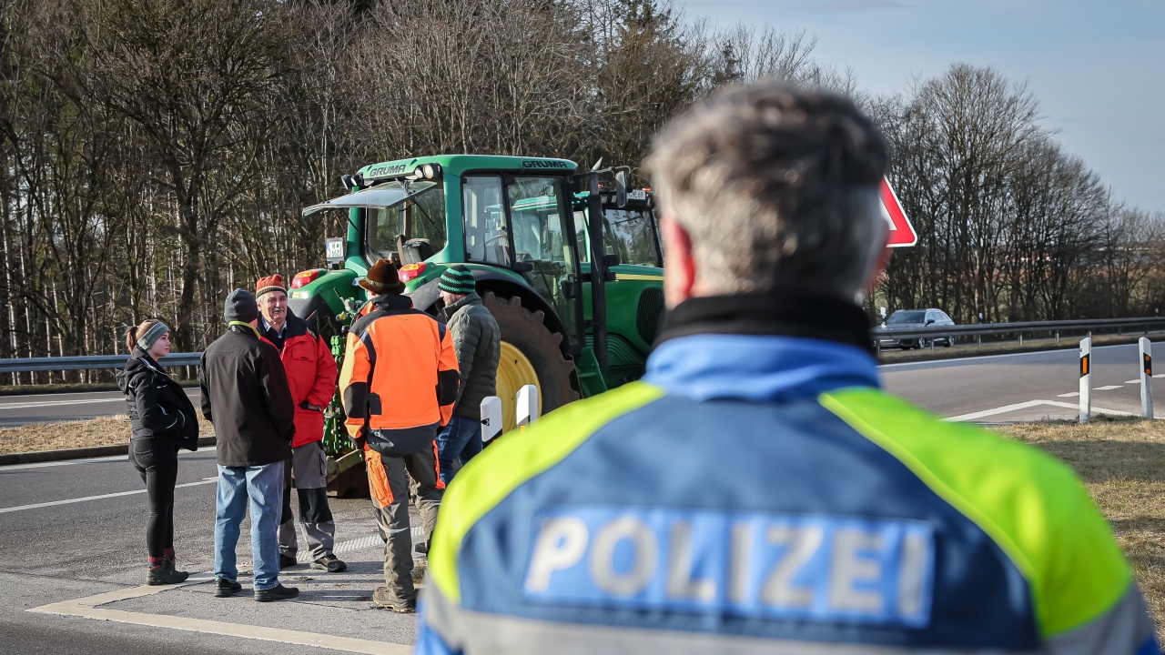 Фермери блокираха европарламента в Бюксел, в опит да окажат натиск върху