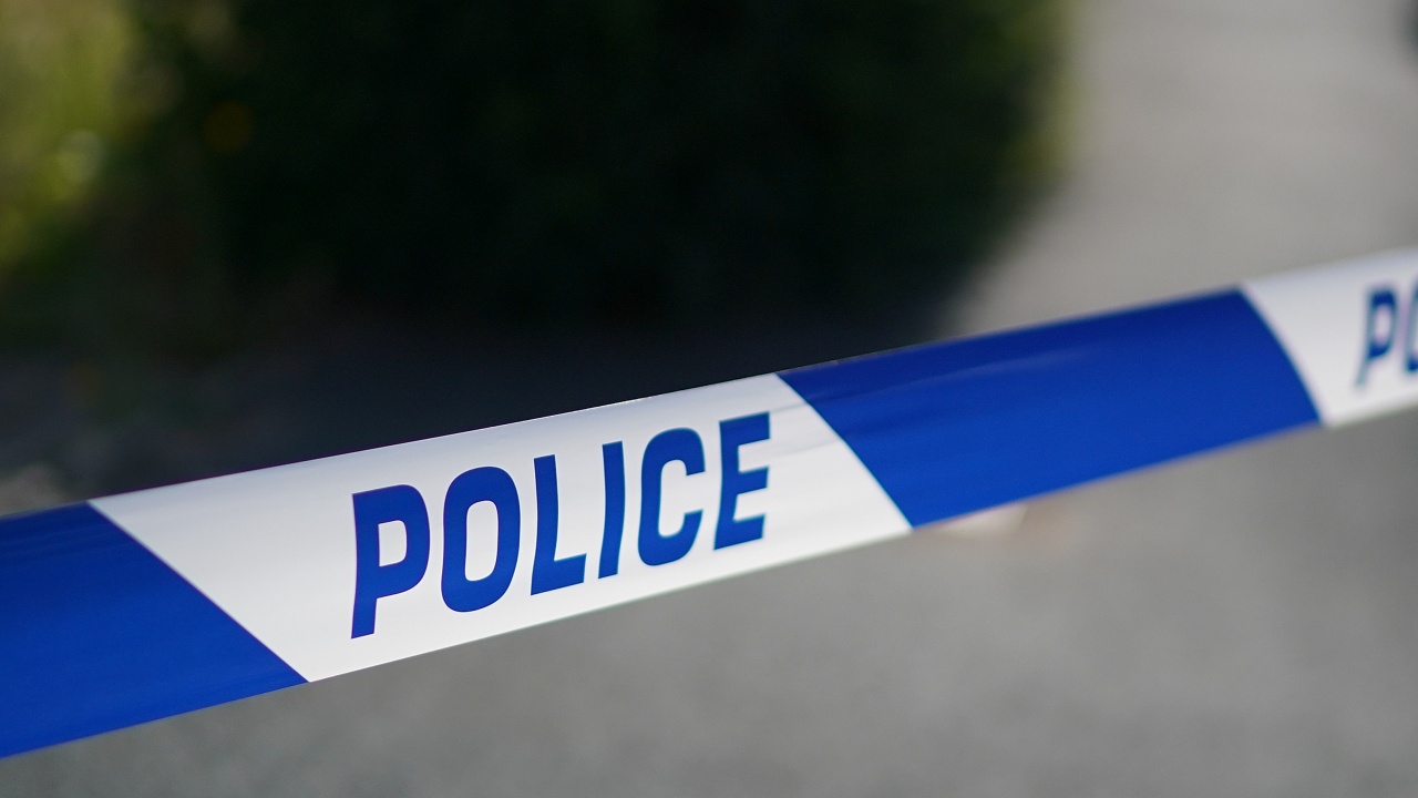 Британската полиция издирва заподозрян, залял с разяждащ химикал няколко души