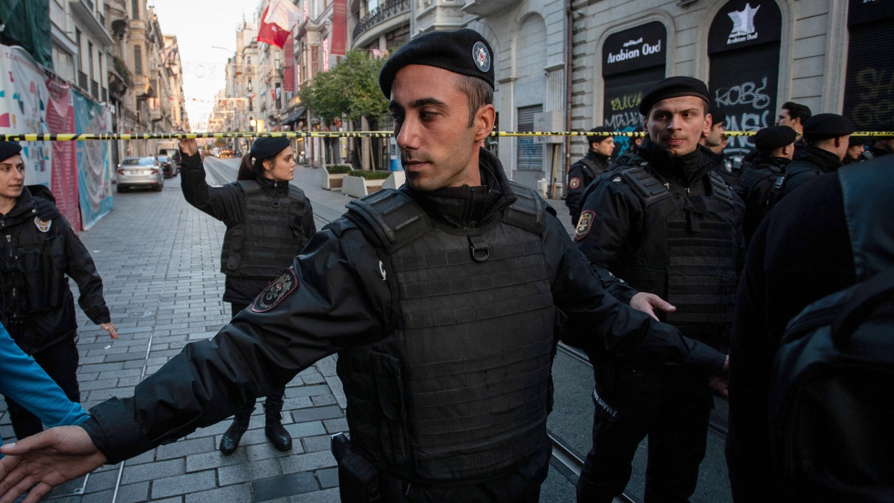 Турските власти задържаха днес 34-ма души, заподозрени във връзки с