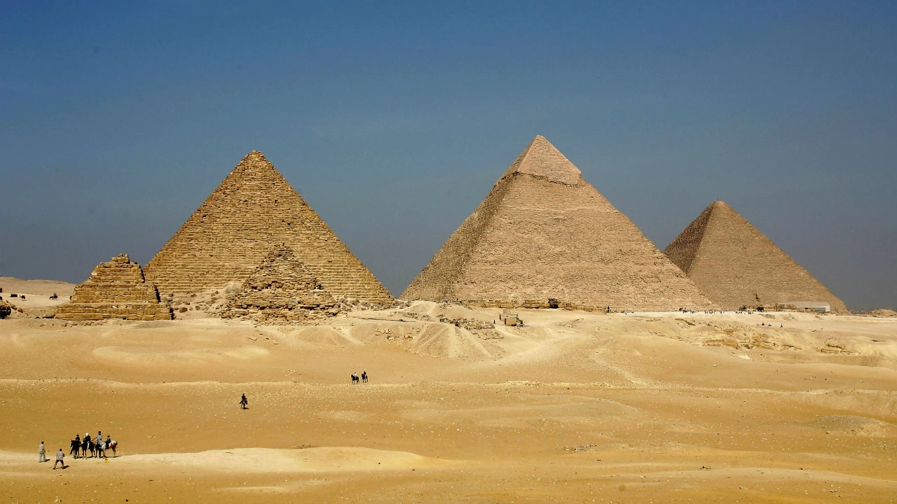 Най малката от трите пирамиди в Гиза пирамидата на Микерин