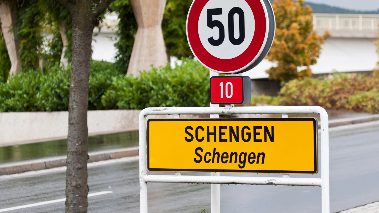 Създаването на малък Шенген между съседни държави или по конкретно премахване