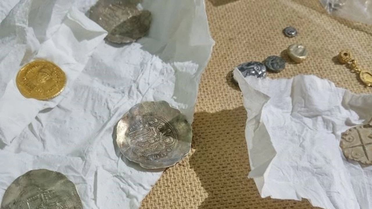 22 кг антични монети и предмети задържаха митническите инспектори от