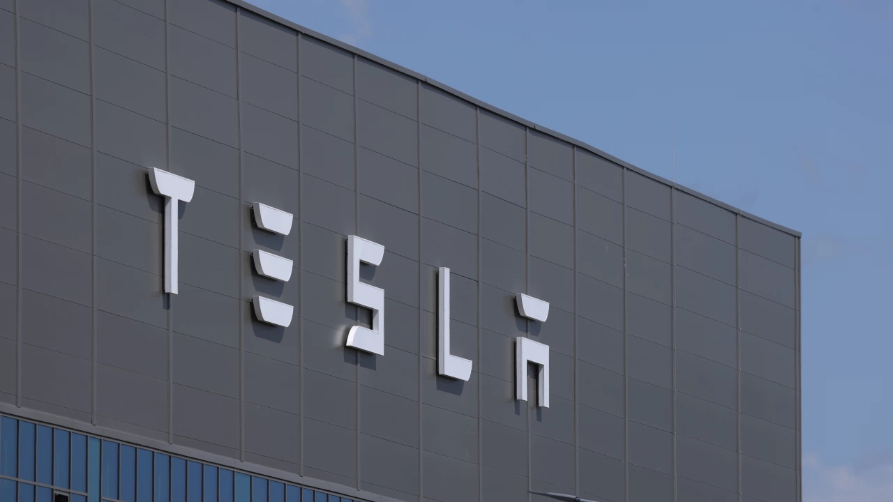 Автомобилостроителната компания Тесла Tesla до голяма степен е спряла производството