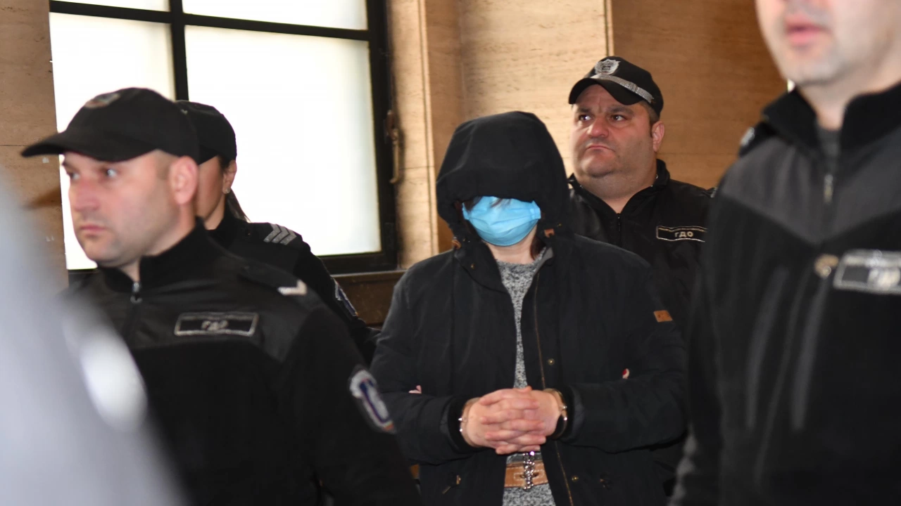 Съдът гледа мерките за неотклонение на Габриела Славова и майка