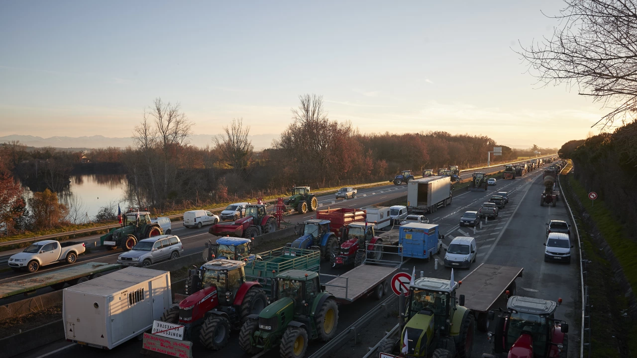 Продължават фермерските протести в Европа предава БНТ Трактори и земеделска