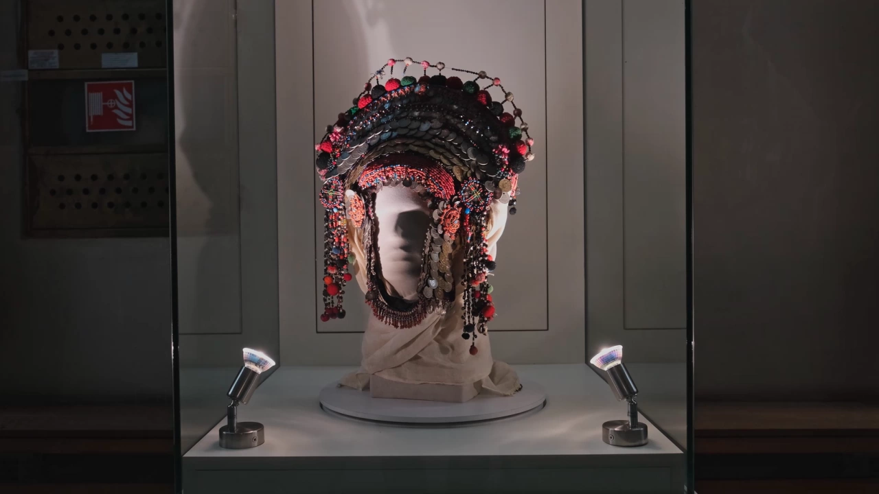 Невестинска украса за глава с ореолоподобна форма – корбулец от