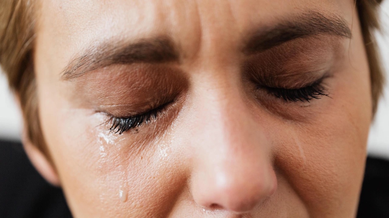 Сълзите на жените съдържат химикали които блокират мъжката агресия установи