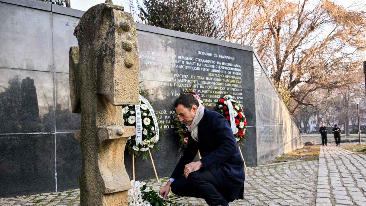 Кметът на София поднесе цветя на Мемориала на жертвите на комунистическия режим в