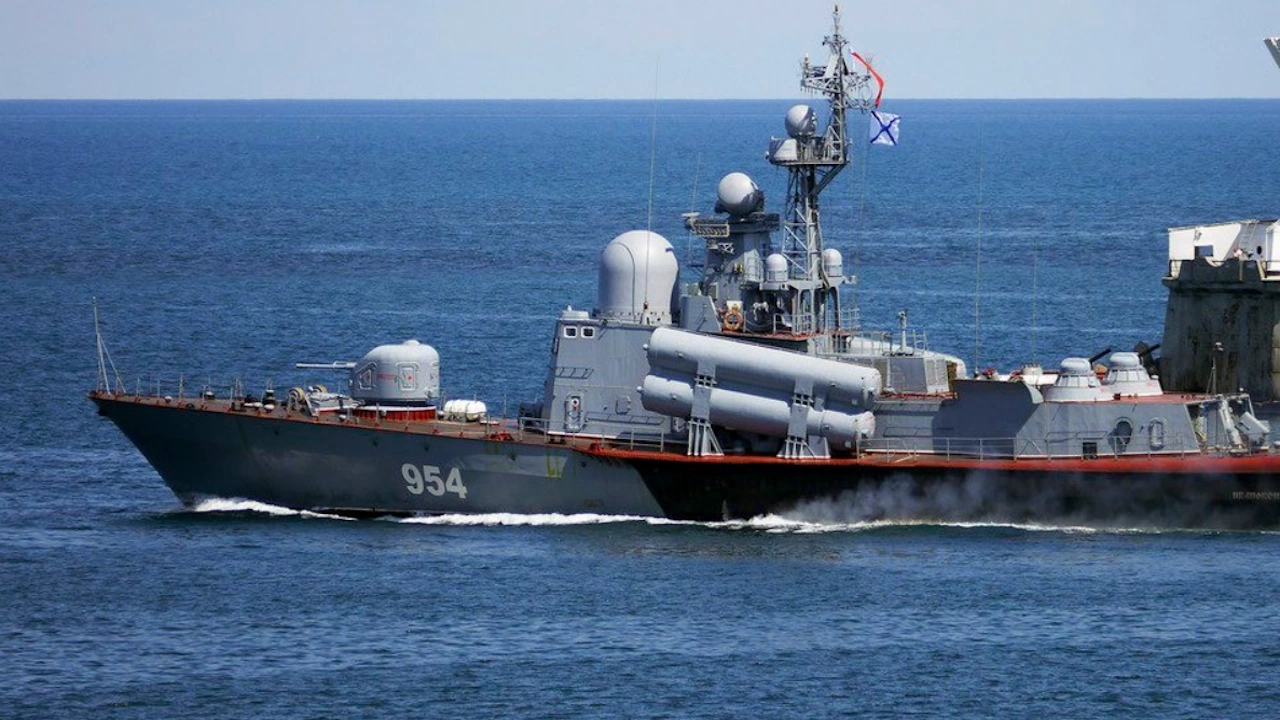 Украйна съобщи че е унищожила ракетен катер на руския Черноморски
