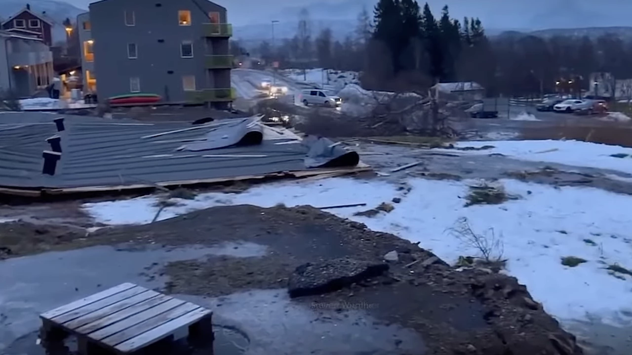 Най мощната буря от над 30 години насам връхлетя Норвегия Стихията събори