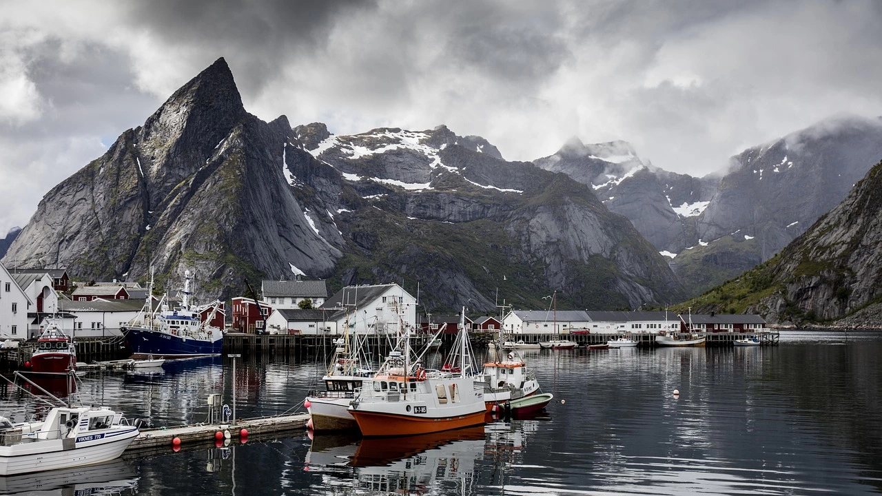 Силна буря връхлетя Норвегия Полицията затвори центъра на крайбрежния град