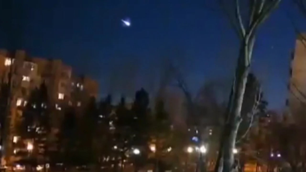 Метеор озари част от небето над България преди ден а
