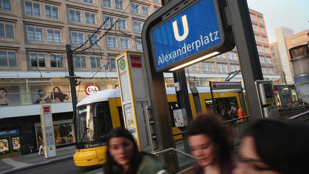 Автобусните и трамвайните спирки в цяла Германия останаха празни в петък