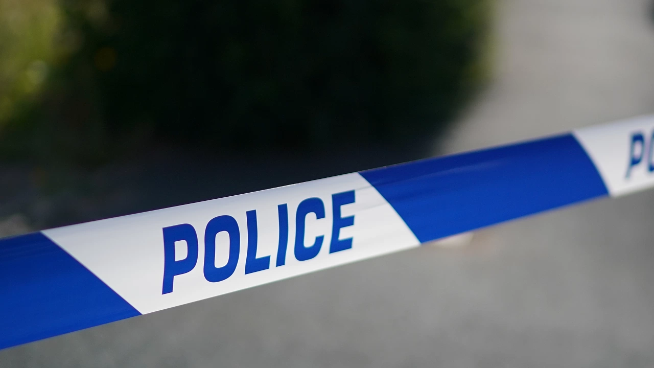 Британската полиция издирва заподозрян залял с разяждащ химикал няколко души