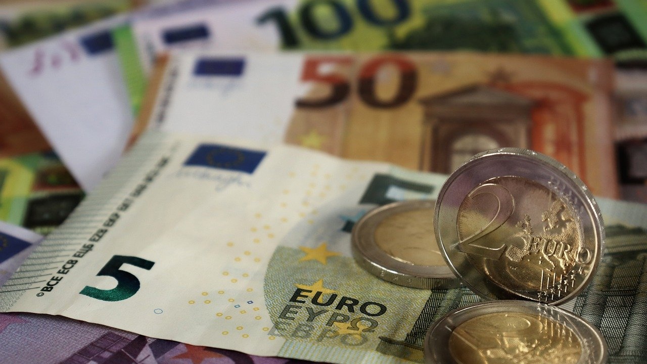 Курсът на еврото се понижи под 1,08 долара, съобщиха германски