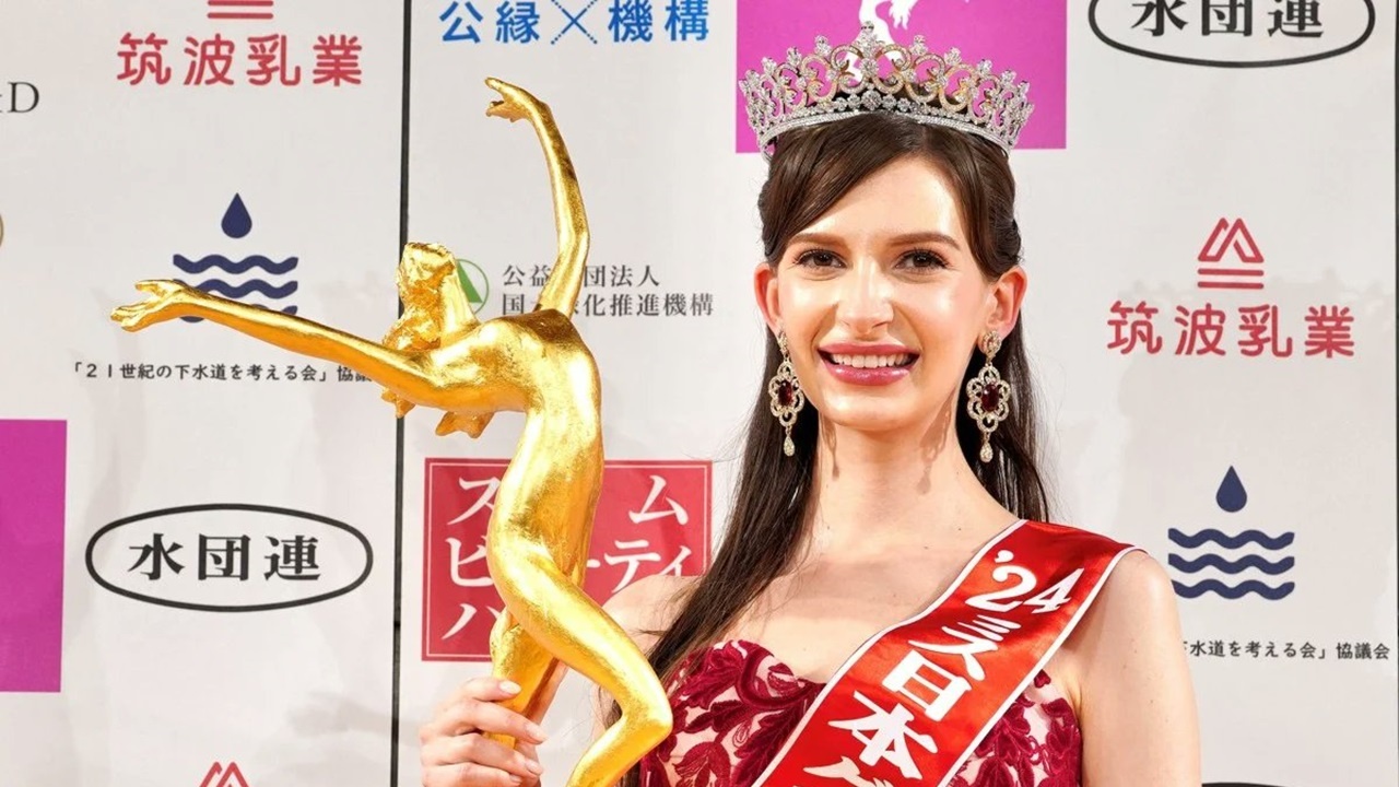 Мис Япония върна короната си заради афера с женен мъж.
26-годишната