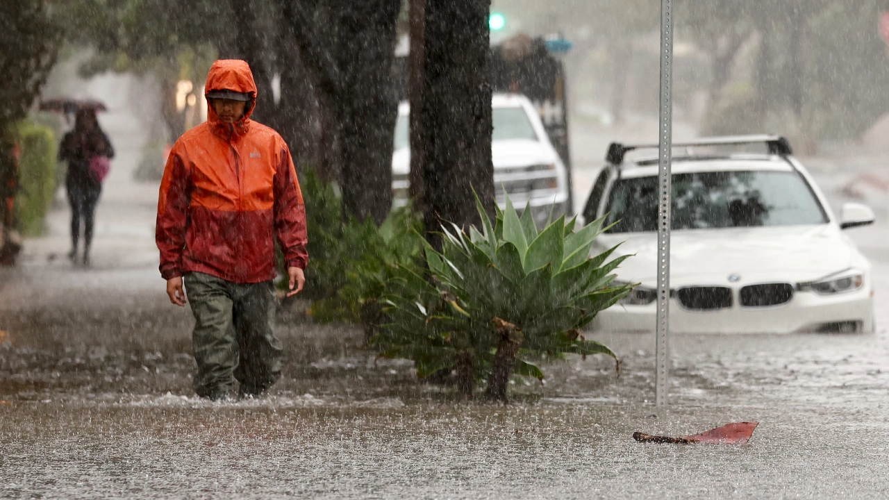 Проливни дъждове и ураганни ветрове удариха голяма част от Калифорния