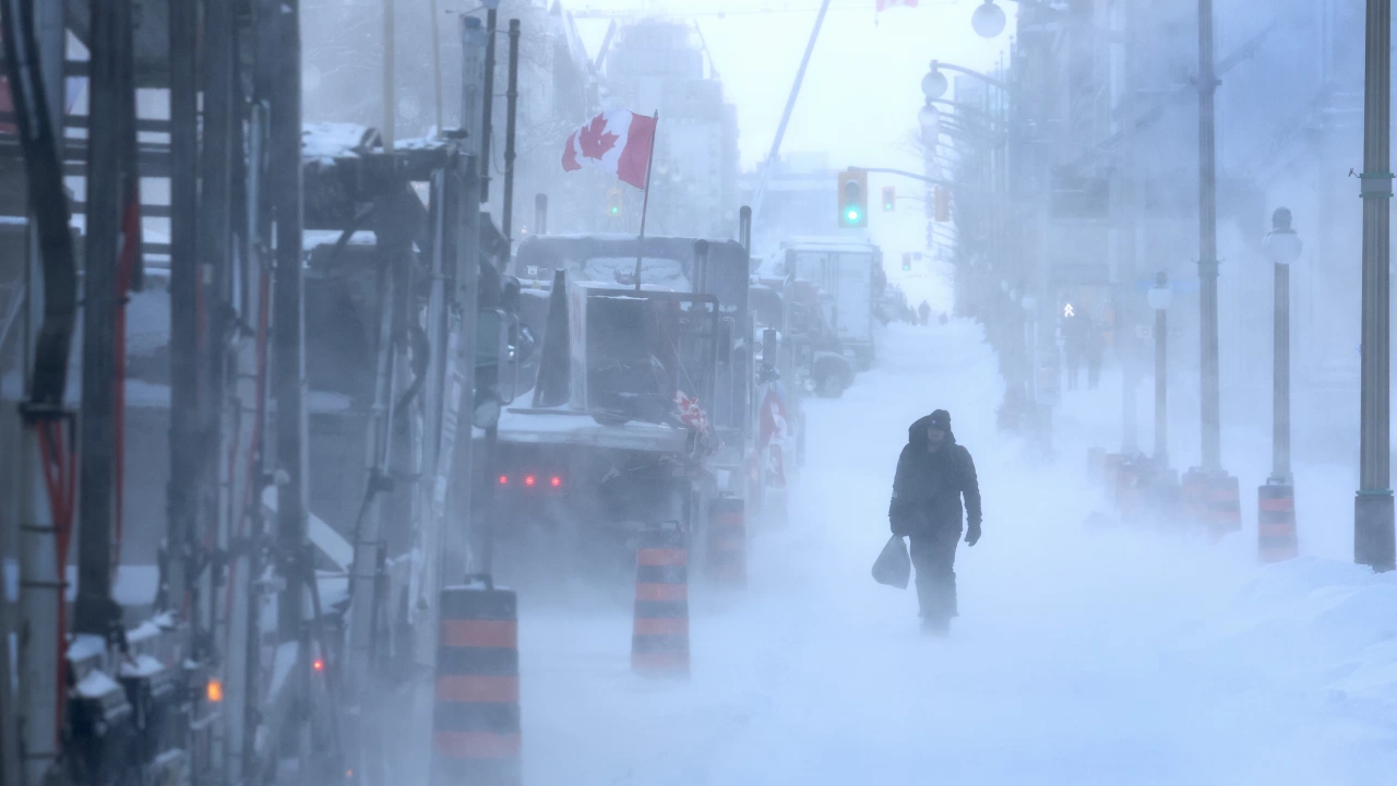 Снежна буря парализира източната част на Канада като на места