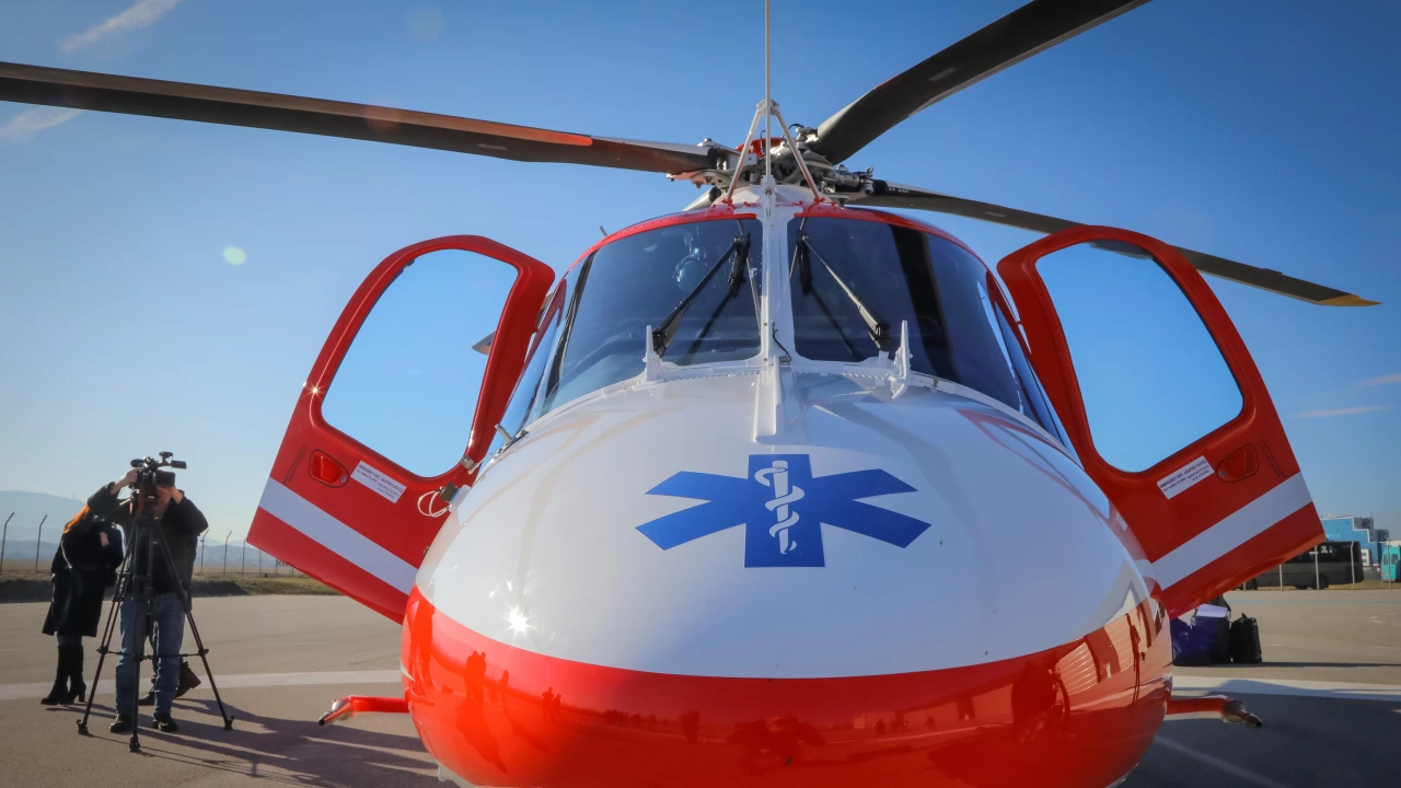Първият медицински хеликоптер за спешна помощ пристигна преди дни в